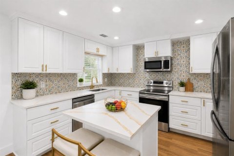 House in Temple Terrace, Florida 4 bedrooms, 177.81 sq.m. № 2142370 - photo 12