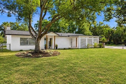 House in Temple Terrace, Florida 4 bedrooms, 177.81 sq.m. № 2142370 - photo 2