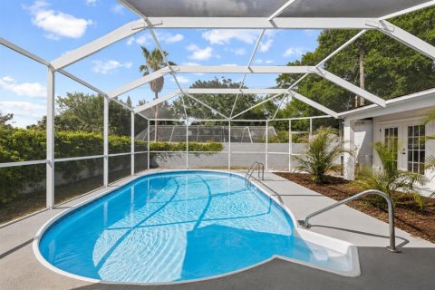 House in Temple Terrace, Florida 4 bedrooms, 177.81 sq.m. № 2142370 - photo 24