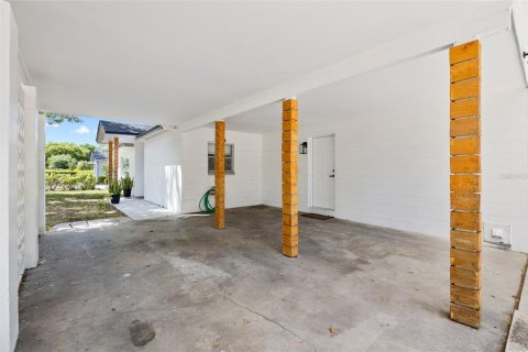 House in Temple Terrace, Florida 4 bedrooms, 177.81 sq.m. № 2142370 - photo 30