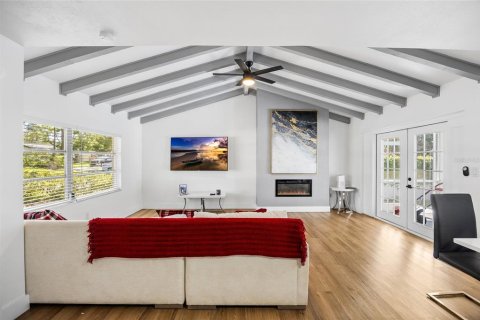 House in Temple Terrace, Florida 4 bedrooms, 177.81 sq.m. № 2142370 - photo 11