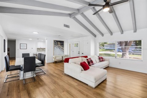 House in Temple Terrace, Florida 4 bedrooms, 177.81 sq.m. № 2142370 - photo 10
