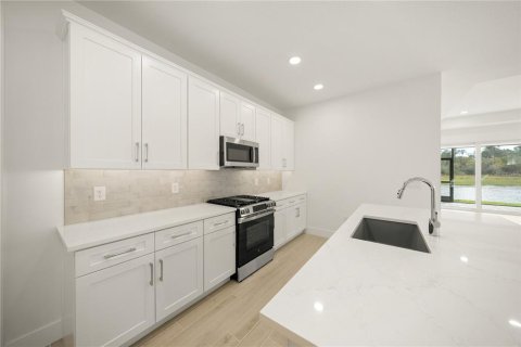 House in Sarasota, Florida 2 bedrooms, 162.3 sq.m. № 2214611 - photo 4