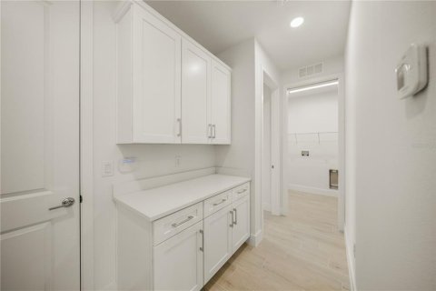 House in Sarasota, Florida 2 bedrooms, 162.3 sq.m. № 2214611 - photo 18