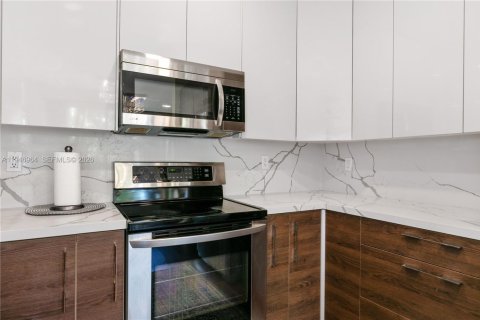 Townhouse in Hollywood, Florida 3 bedrooms, 162.39 sq.m. № 2003099 - photo 10