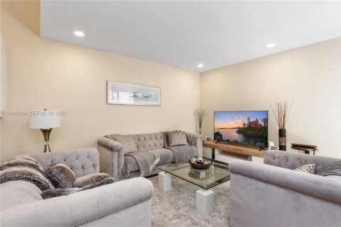 Townhouse in Hollywood, Florida 3 bedrooms, 162.39 sq.m. № 2003099 - photo 17