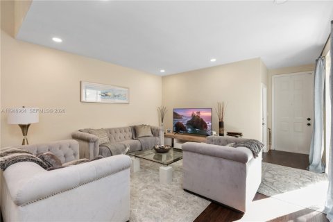 Townhouse in Hollywood, Florida 3 bedrooms, 162.39 sq.m. № 2003099 - photo 21