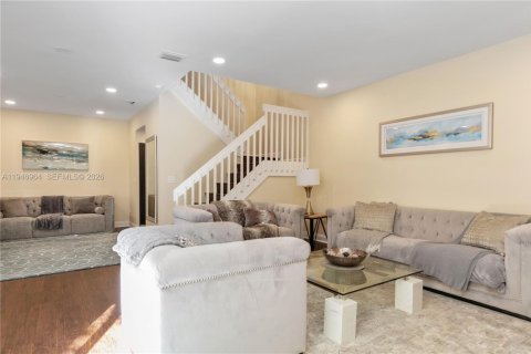 Townhouse in Hollywood, Florida 3 bedrooms, 162.39 sq.m. № 2003099 - photo 18