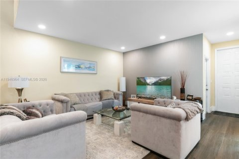 Townhouse in Hollywood, Florida 3 bedrooms, 162.39 sq.m. № 2003099 - photo 16