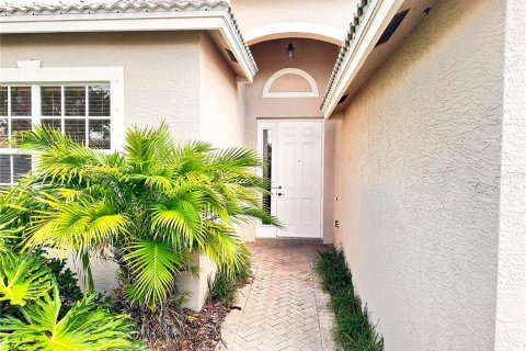 House in Wimauma, Florida 2 bedrooms, 132.39 sq.m. № 2213636 - photo 2