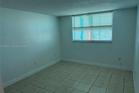 Снять в аренду кондоминиум в Норт-Майами, Флорида 1 спальня, 62.52м2, № 1990515 - фото 8