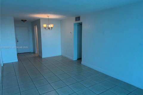 Снять в аренду кондоминиум в Норт-Майами, Флорида 1 спальня, 62.52м2, № 1990515 - фото 7