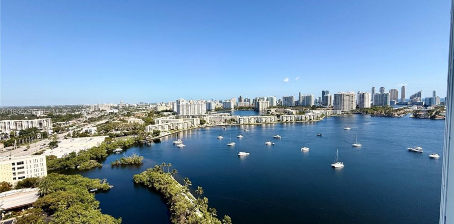 Кондоминиум с 2 спальнями в Норт-Майами-Бич, Флорида № 2003201