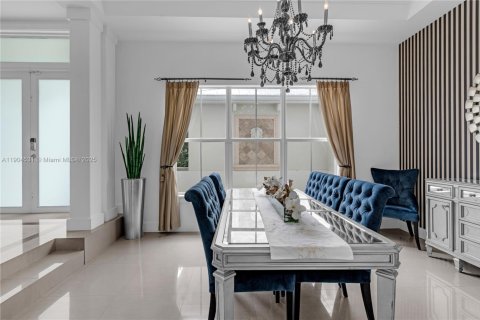 House in Palmetto Bay, Florida 4 bedrooms, 312.15 sq.m. № 1954991 - photo 10