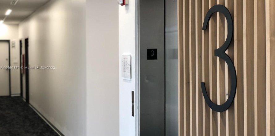 Bureau à Pompano Beach, Floride № 776557