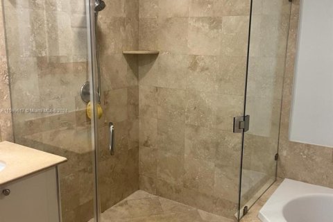 Condo in Hallandale Beach, Florida, 2 bedrooms  № 1867606 - photo 2