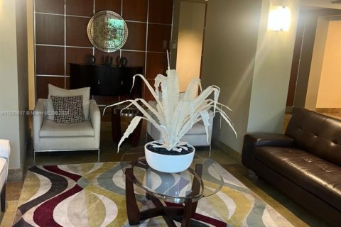 Condo in Hallandale Beach, Florida, 2 bedrooms  № 1867606 - photo 13