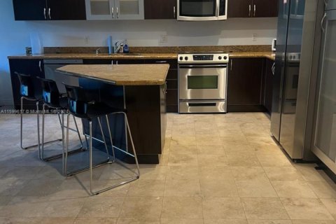Condo in Hallandale Beach, Florida, 2 bedrooms  № 1867606 - photo 6