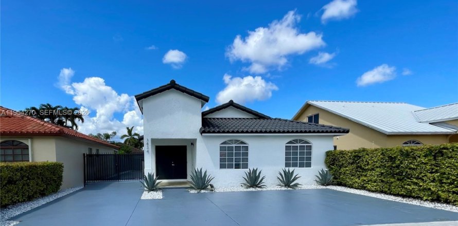 House in Miami, Florida 3 bedrooms, 150.32 sq.m. № 2008993