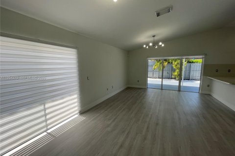 House in Miami, Florida 3 bedrooms, 150.32 sq.m. № 2008993 - photo 24