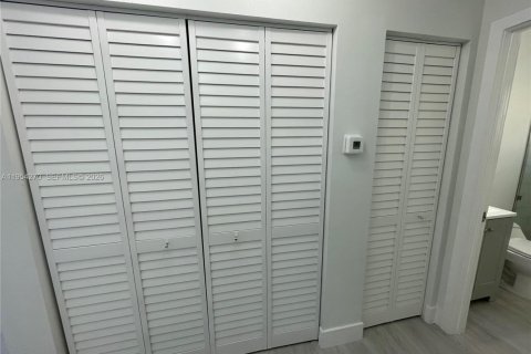 House in Miami, Florida 3 bedrooms, 150.32 sq.m. № 2008993 - photo 27