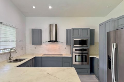 House in Miami, Florida 3 bedrooms, 150.32 sq.m. № 2008993 - photo 2