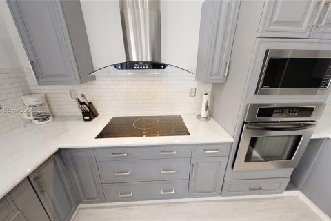 House in Miami, Florida 3 bedrooms, 150.32 sq.m. № 2008993 - photo 8