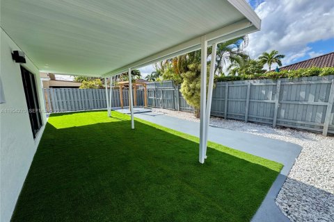 House in Miami, Florida 3 bedrooms, 150.32 sq.m. № 2008993 - photo 4