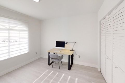 House in Miami, Florida 3 bedrooms, 150.32 sq.m. № 2008993 - photo 12