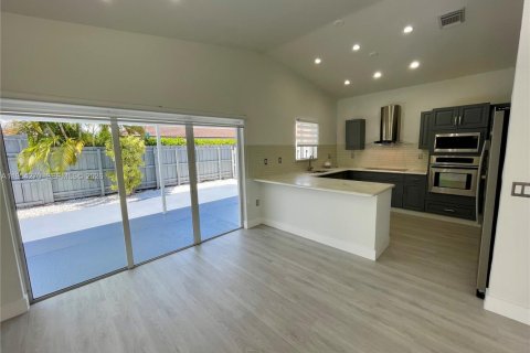 House in Miami, Florida 3 bedrooms, 150.32 sq.m. № 2008993 - photo 22