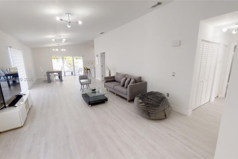 House in Miami, Florida 3 bedrooms, 150.32 sq.m. № 2008993 - photo 13