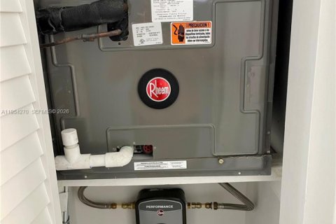 House in Miami, Florida 3 bedrooms, 150.32 sq.m. № 2008993 - photo 25