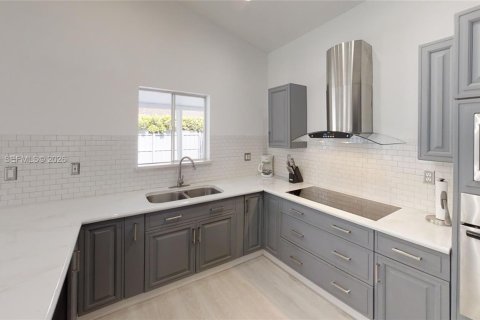 House in Miami, Florida 3 bedrooms, 150.32 sq.m. № 2008993 - photo 3