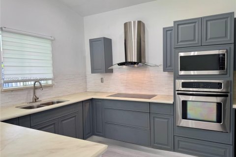 House in Miami, Florida 3 bedrooms, 150.32 sq.m. № 2008993 - photo 19