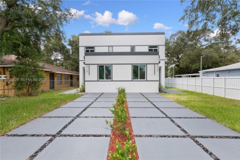 House in Miami, Florida 4 bedrooms, 176.14 sq.m. № 2040537 - photo 3