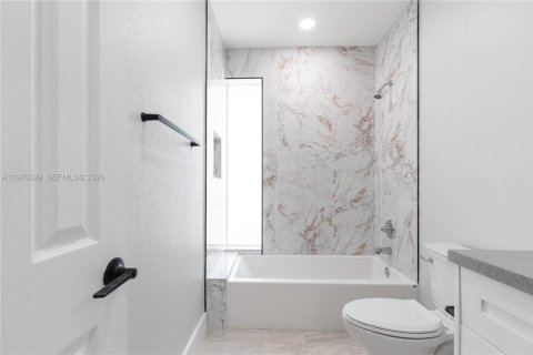 House in Miami, Florida 4 bedrooms, 176.14 sq.m. № 2040537 - photo 8