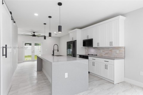 House in Miami, Florida 4 bedrooms, 176.14 sq.m. № 2040537 - photo 14