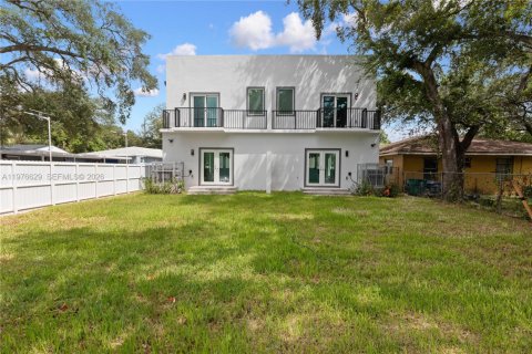 House in Miami, Florida 4 bedrooms, 176.14 sq.m. № 2040537 - photo 13