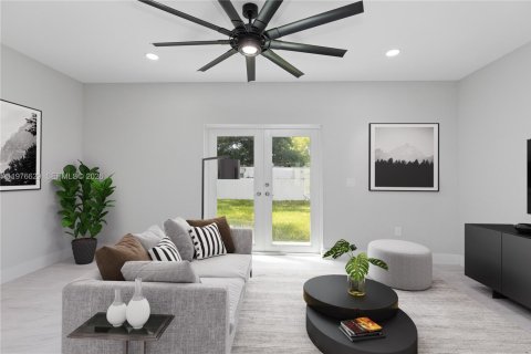 House in Miami, Florida 4 bedrooms, 176.14 sq.m. № 2040537 - photo 11