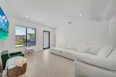 Casa en venta en Hialeah, Florida, 3 dormitorios, 122.91 m2 № 1949315 - foto 3