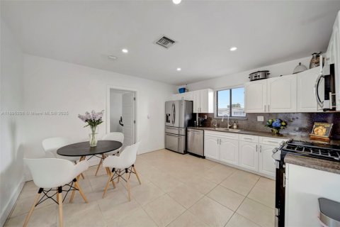 Casa en venta en Hialeah, Florida, 3 dormitorios, 122.91 m2 № 1949315 - foto 11