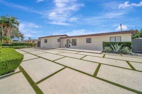 Casa en venta en Hialeah, Florida, 3 dormitorios, 122.91 m2 № 1949315 - foto 2