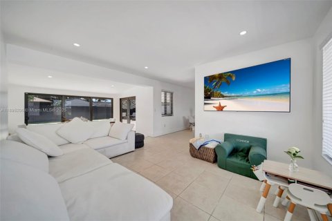 Casa en venta en Hialeah, Florida, 3 dormitorios, 122.91 m2 № 1949315 - foto 6