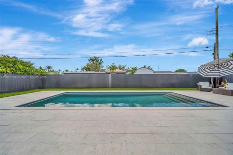 Casa en venta en Hialeah, Florida, 3 dormitorios, 122.91 m2 № 1949315 - foto 29