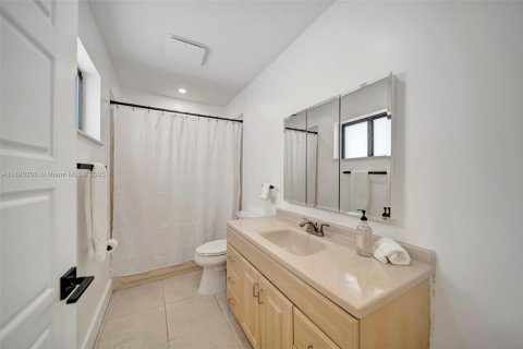 Casa en venta en Hialeah, Florida, 3 dormitorios, 122.91 m2 № 1949315 - foto 18