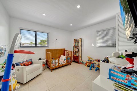 Casa en venta en Hialeah, Florida, 3 dormitorios, 122.91 m2 № 1949315 - foto 20