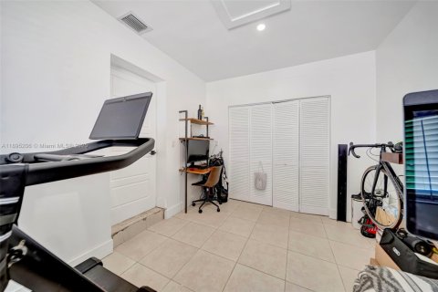 Casa en venta en Hialeah, Florida, 3 dormitorios, 122.91 m2 № 1949315 - foto 16