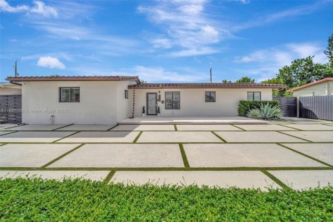 Casa en venta en Hialeah, Florida, 3 dormitorios, 122.91 m2 № 1949315 - foto 1