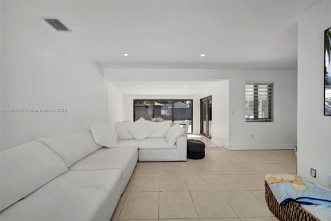Casa en venta en Hialeah, Florida, 3 dormitorios, 122.91 m2 № 1949315 - foto 5