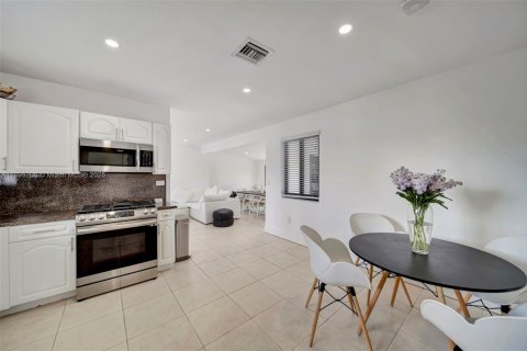 Casa en venta en Hialeah, Florida, 3 dormitorios, 122.91 m2 № 1949315 - foto 10